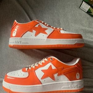 Bapesta low orange patent leather